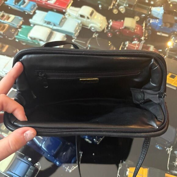 Amanda Smith Black Crossbody Zipper Purse Bag Vintage Faux Leather - Picture 4 of 6